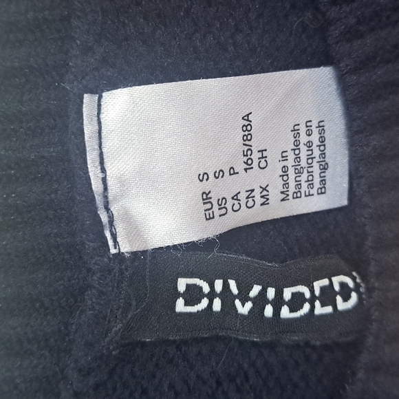 Divided pullover crew neck cropped long sleeve sweater - S - black red white - Picture 2 of 4